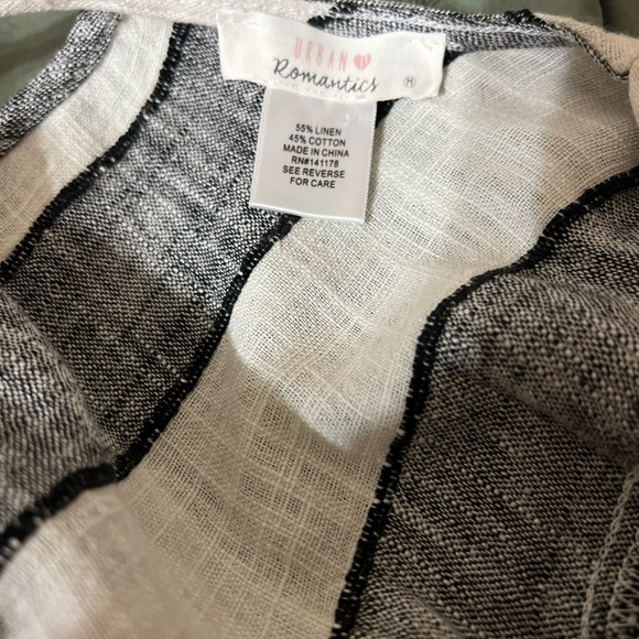 URBAN Romantics Gray & Cream Ruffled Sleeve Boxy Blouse - Picture 3 of 4